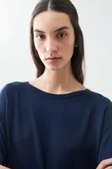 Sweater básico de tejido de punto color beige, de corte recto y mangas largas.