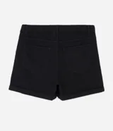 Short hot pants negro de sarga, con trabillas en la cintura, cierre frontal, bolsillos y bajo plegado.