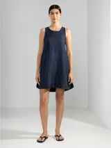 Vestido corto azul marino de lino italiano con fibra metalizada, sin mangas y con aberturas redondeadas en los laterales.