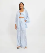 Kimono largo celeste con textura floral y pequeños calados.