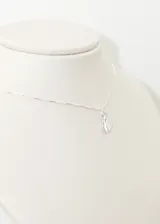 Cadena de plata 925 con dije en forma de hoja, decorado con zirconia, de diseño delicado.