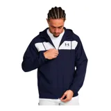 Campera Under Armour Sportstyle Wndbreakr gris con capucha, cierre frontal, franja horizontal negra en el pecho con logo de la marca en blanco.