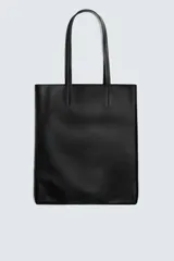 Bolso tipo shopper fabricado en cuero negro. Tiene un bolsillo interior plano con cierre mediante cremallera y asas de cuero.