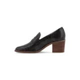 Mocasín de cuero reptil color chocolate con tacón de madera. Diseño clásico con altura intermedia. Fabricado en Brasil.