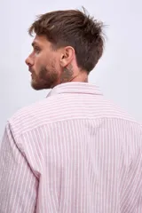 Camisa a rayas verticales color rosado y blanco, de corte clásico y manga larga.