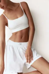 Bralette blanco de breteles finos regulables y bajo ancho acanalado. Copas forradas con relleno extraíble.