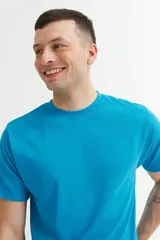 Remera manga corta de color gris oscuro con cuello redondo.