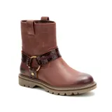 Bota corta de cuero color marrón con correa de cuero con estampado de piel de serpiente y hebilla metálica.