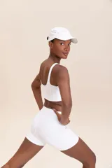 Short deportivo negro con estampado de la palabra "LIVE!" en gris.