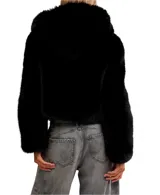 Chaqueta corta de pelo sintético negro con capucha fija y cierre frontal.