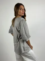 Blusa gris de algodón con mangas 3/4 abullonadas de gasa.