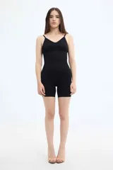 Body color piel con breteles finos y corte short.