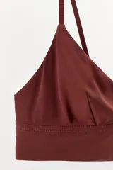 Bralette triangular color ladrillo confeccionado en hilatura con seda. Tirantes finos ajustables y cierre en espalda con ganchos metálicos.