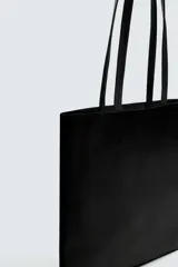 Bolso tipo shopper fabricado en cuero negro. Tiene un bolsillo interior plano con cierre mediante cremallera y asas de cuero.