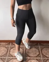 Calza pescadora gris oscuro, tiro alto y corte chupín.