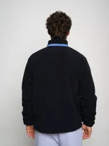 Campera polar color lavanda con cierre frontal y logo de Umbro en el frontal.