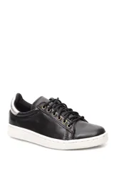 Zapatillas bajas negras de cuero liso, con cordones y suela blanca.