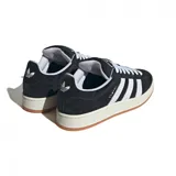 Championes Adidas Campus 00S de gamuza negra con las tres tiras laterales en blanco, cordones blancos y suela de goma color caramelo.