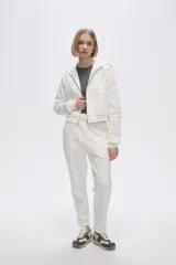 Campera jogging negra con cierre frontal y capucha, de felpa.