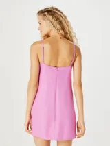 Vestido corto color rosa con breteles finos y lazo en el busto.