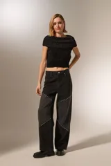 Chaleco negro de tejido de punto con lurex, cuello alto y sin mangas.