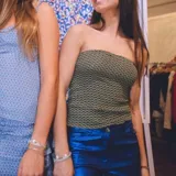 Top strapless blanco de encaje con elásticos de ajuste en la espalda y forro.