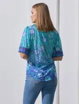 Blusa de modal estampado marca Ruby Rd, con mangas cortas terminadas en crochet.