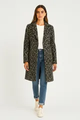 Tapado largo de mujer con cuello solapa y manga larga, confeccionado en tejido estampado pata de gallo en tonos blanco y negro/marrón.