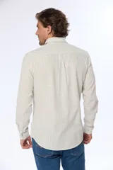 Camisa blanca de lino a rayas celestes, de manga larga, cuello mao y corte slim fit.