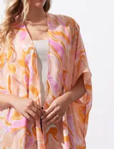 Kimono tejido con estampado abstracto en tonos naranja, rosa y blanco, con mangas amplias estilo japonés y terminación con borlas.
