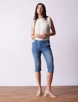 Pantalón capri de denim elastizado color celeste.