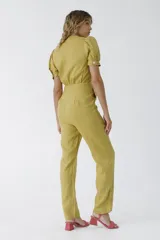 Mono largo color celeste, de lino, con escote en V, mangas cortas abullonadas y lazo en la cintura.