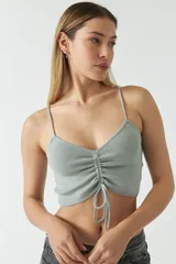 Top de breteles finos color rosa viejo, con escote fruncido y cordón ajustable.