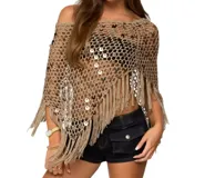 Poncho de red color beige con lentejuelas y flecos.