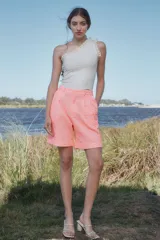 Bermuda de broderie color verde lima, de talle alto, con pliegues debajo de la cintura, piernas anchas con tablas y botamanga.