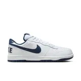 Championes urbanos Nike modelo Court Borough Low 2, color blanco con detalles en azul marino, confeccionados en cuero sintético, con logo "Nike" característico en los laterales y suela de goma.