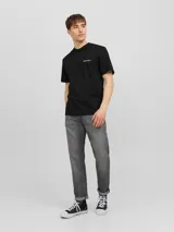 Camiseta negra de manga corta y cuello redondo con calce relajado.