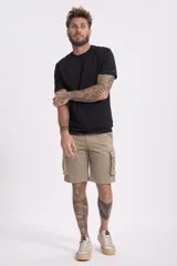 Remera verde claro de manga corta con cuello redondo y logo estampado en el pecho.