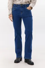 Pantalón de jean azul de corte recto, tiro medio y cinco bolsillos.