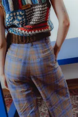 Pantalón de vestir a cuadros, corte recto y tiro alto.