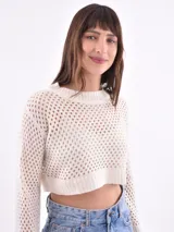 Sweater tejido de punto calado color blanco, de corte crop y mangas largas acampanadas.