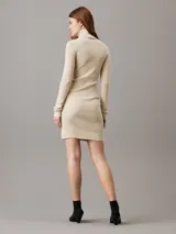 Vestido corto color crema de punto de canalé, con cuello alto y mangas largas.
