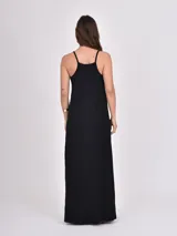 Vestido largo gris de breteles finos y corte recto.