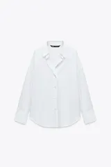 Camisa blanca de popelina de algodón, con cuello solapa, escote pico, manga larga y puños abotonados.