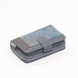 Billetera de tela estampada en tonos de azul y gris, con cierre de cremallera y broche.