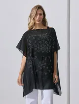Poncho negro de gasa con apliques de brillos, marca Jessica Mc Clintock.