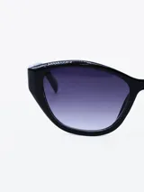 Lentes de sol negros con forma de ojo de gato y cristales degradados de negro a gris.