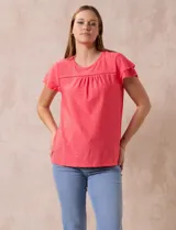Blusa color coral en tejido pointelle con mangas cortas con volados. Marca Absolutely Famous.