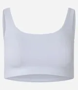 Top deportivo blanco de poliamida, sin copa, sin estampa y con escote redondo.