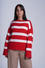 Sweater Bremer con cuello redondo y mangas largas ligeramente amplias. Diseño a rayas horizontales en color crudo y negro.